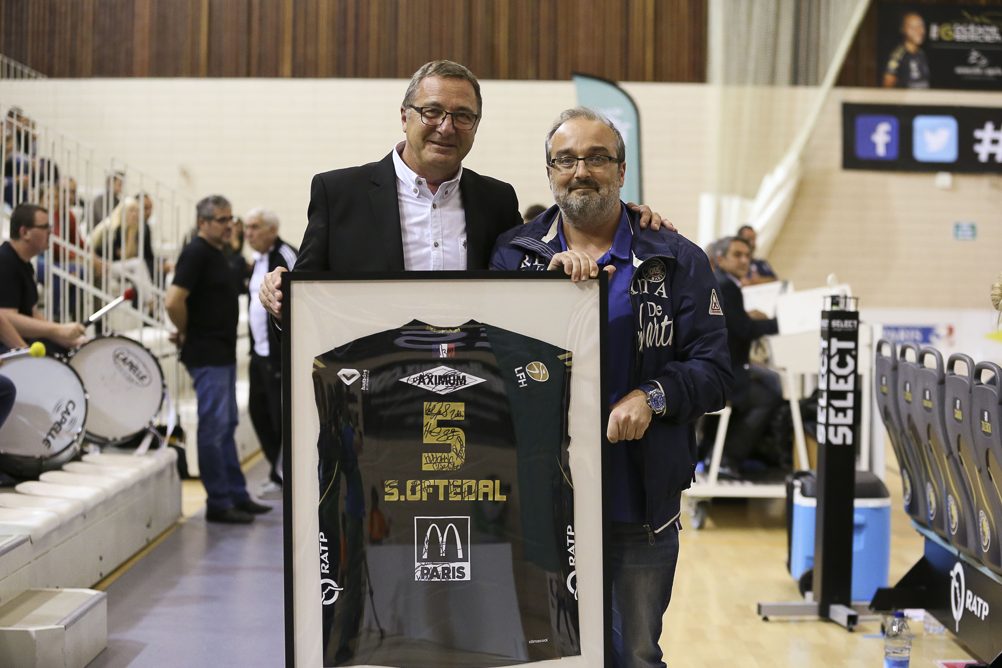 Jean-Marie Sifre, président du club Issy Paris Hand et Mr Denis Bouveau, secrétaire général d’Atlantis Télévision. 